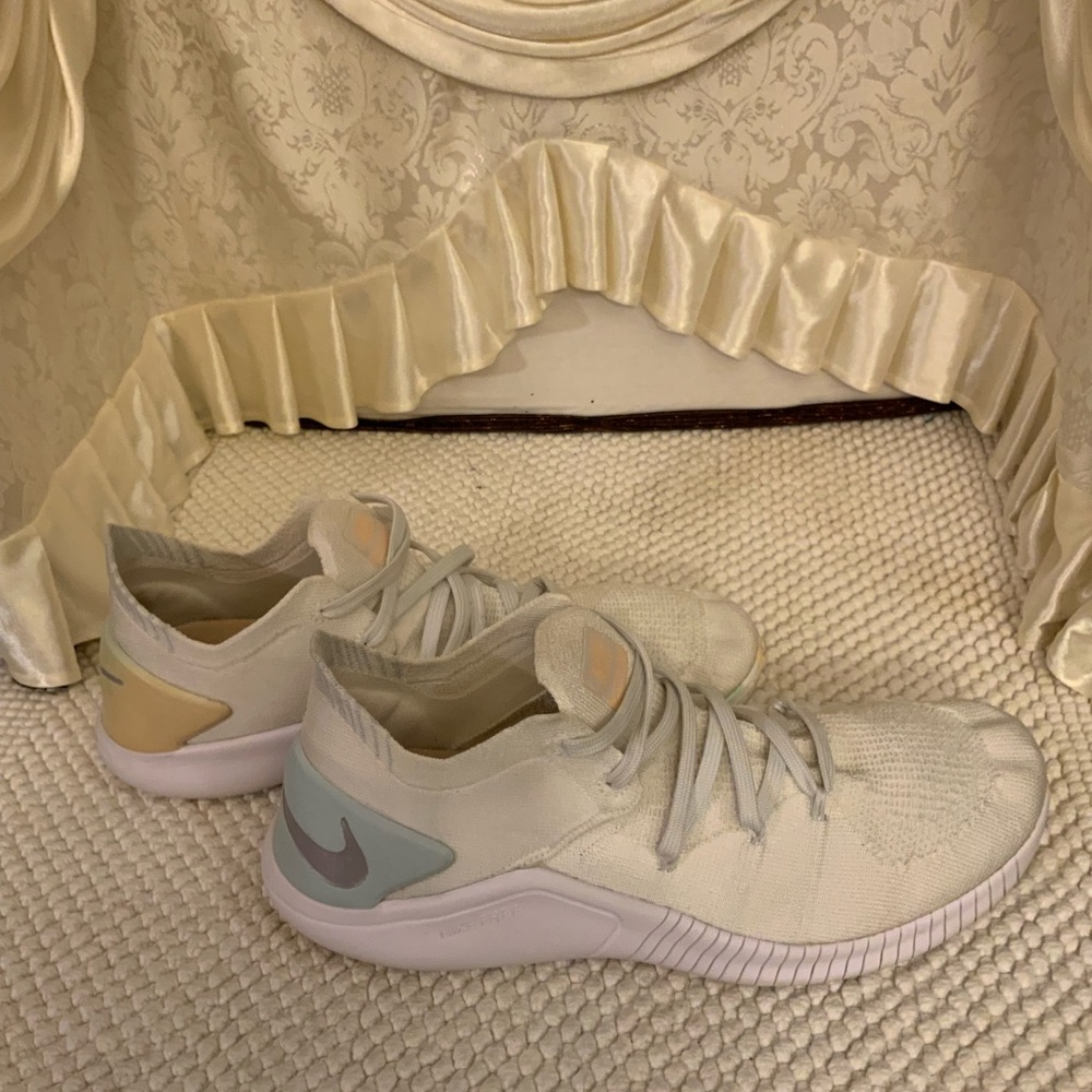NIKE - Picture 3 of 8